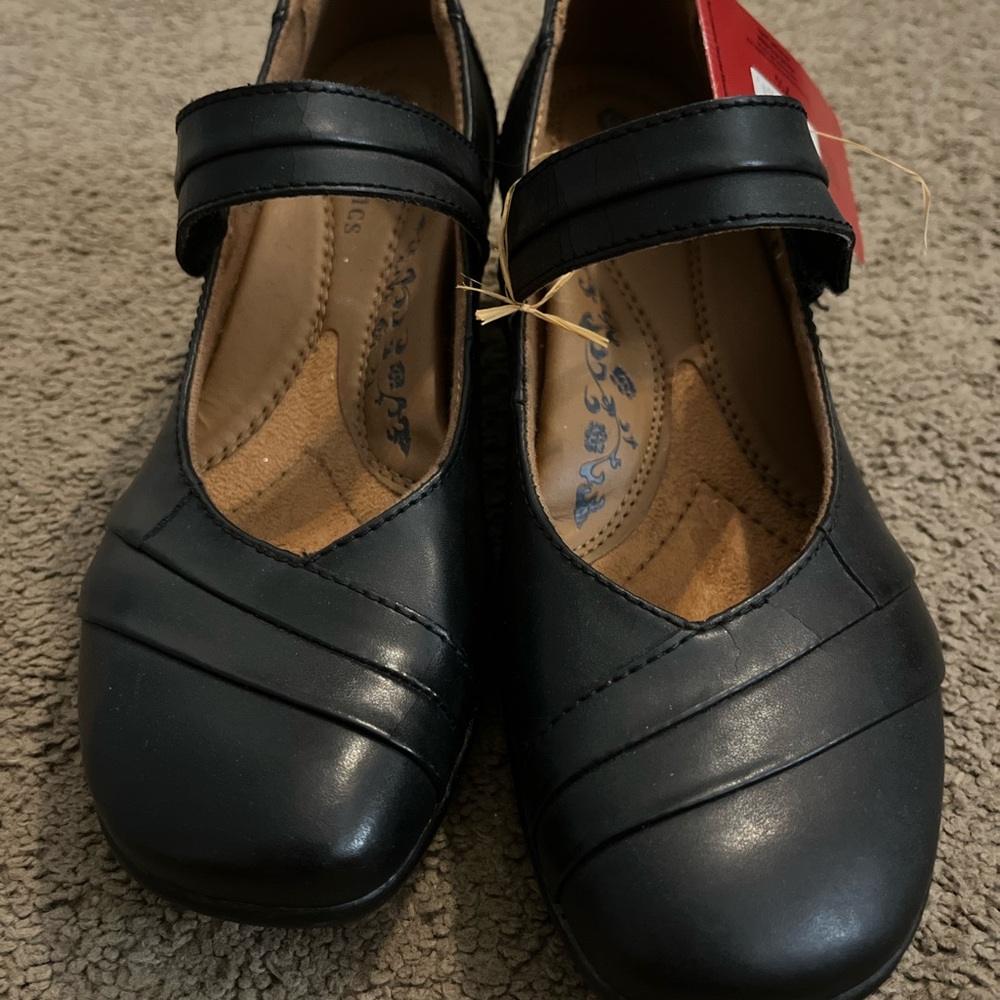 Earth Spirit Classics Black Mary
Jane Heels
Earth Spirit Size: 7.5